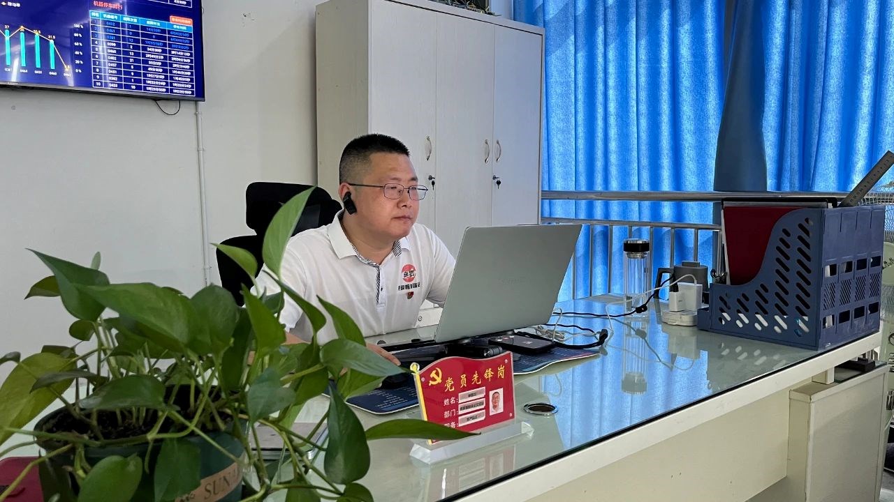 尊龙时凯圣地孕育纬编工匠，，创新劳务助力人才振兴！！记尊龙时凯智能科技集团“尊龙时凯袜业工匠”劳务品牌代言人林国龙